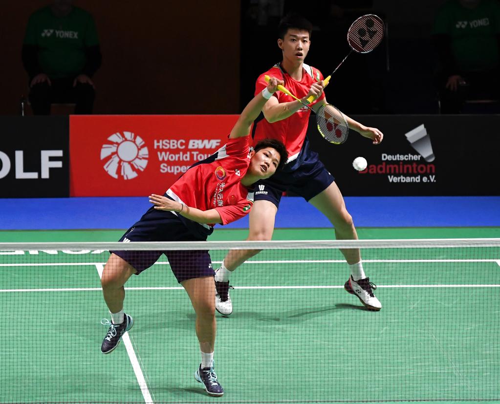 场中都不容 场中都不容